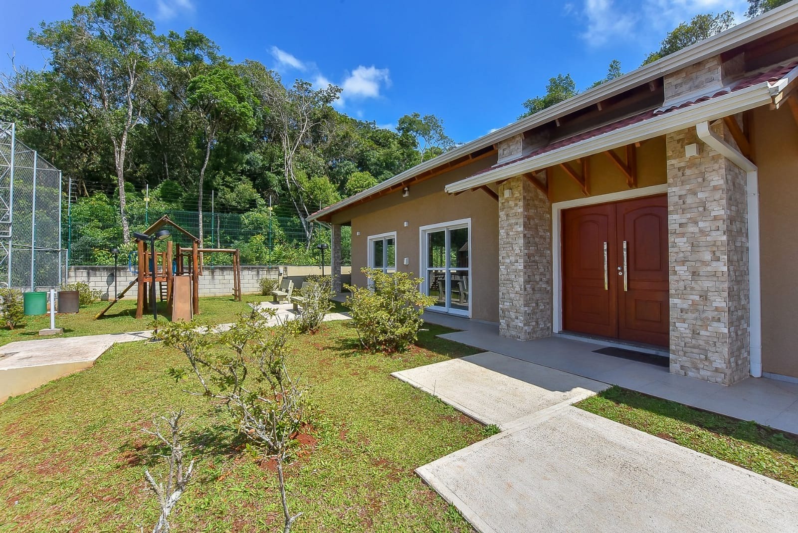 Sobrado com 130,52m² com 03 Dormitórios á venda no Condomínio Parque das Imbuias.