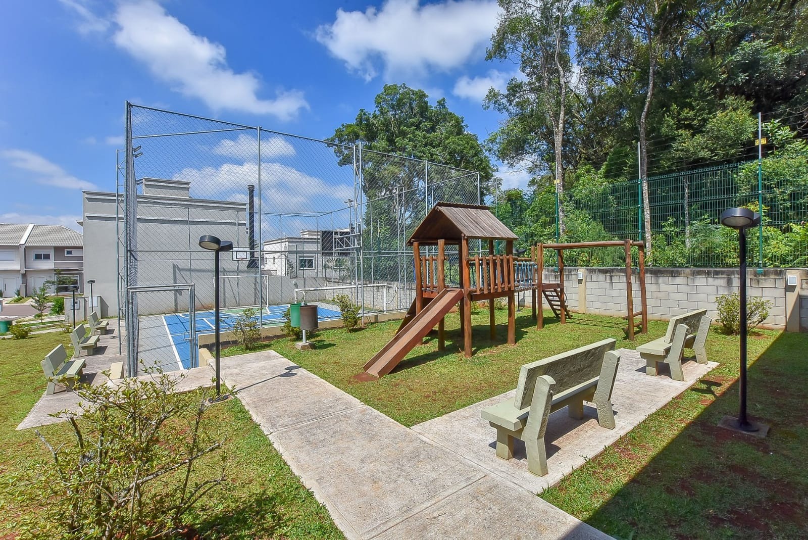 Sobrado com 130,52m² com 03 Dormitórios á venda no Condomínio Parque das Imbuias.