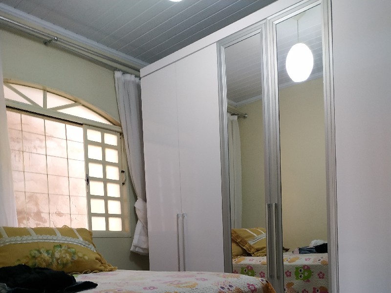 Casa 3 quartos na QNL 18 - More proximo a estação da metrô (a menos de 5 minutos) Aceita FGTS e financiamento bancário.