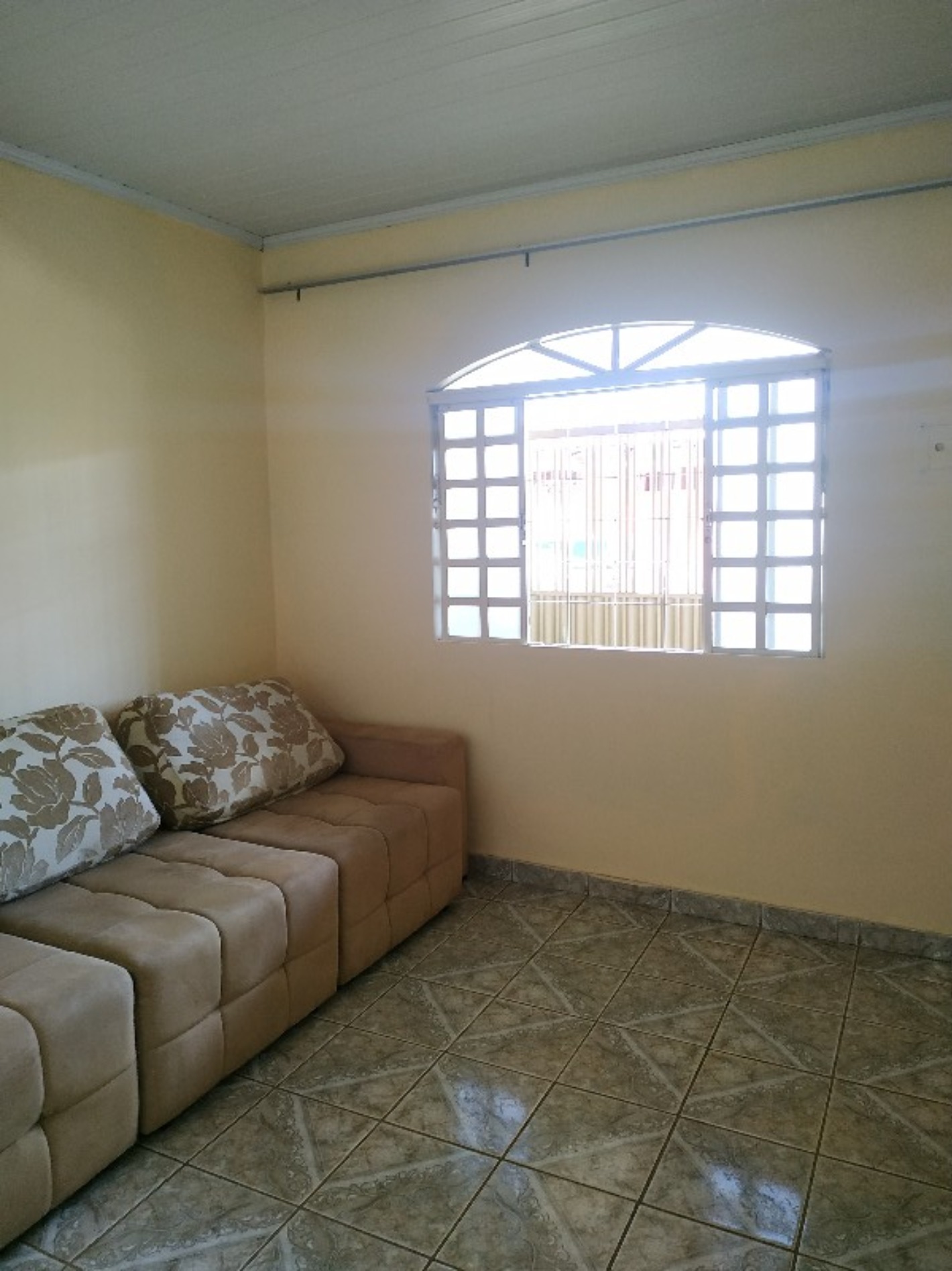 Casa 3 quartos na QNL 18 - More proximo a estação da metrô (a menos de 5 minutos) Aceita FGTS e financiamento bancário.