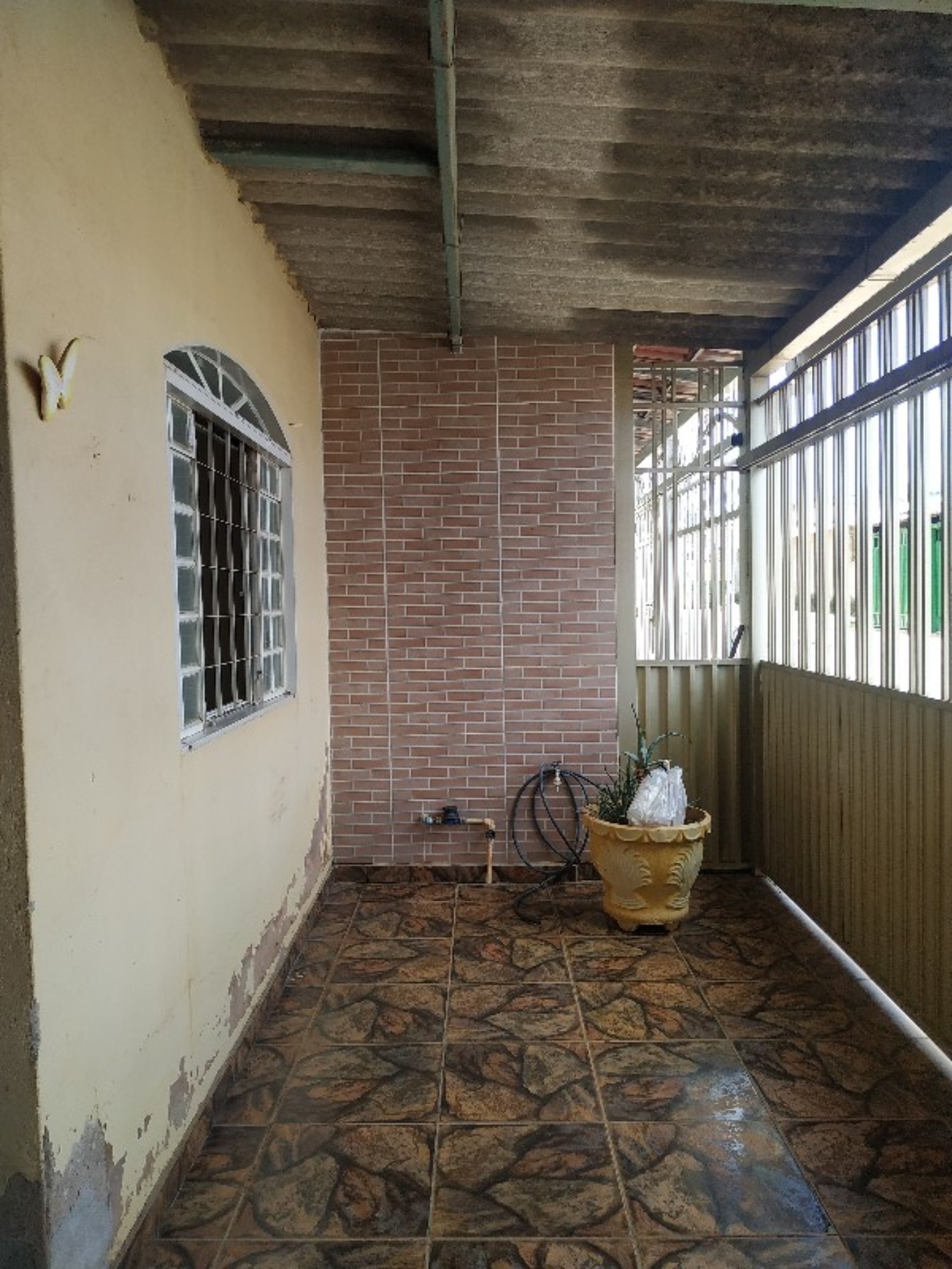Casa 3 quartos na QNL 18 - More proximo a estação da metrô (a menos de 5 minutos) Aceita FGTS e financiamento bancário.