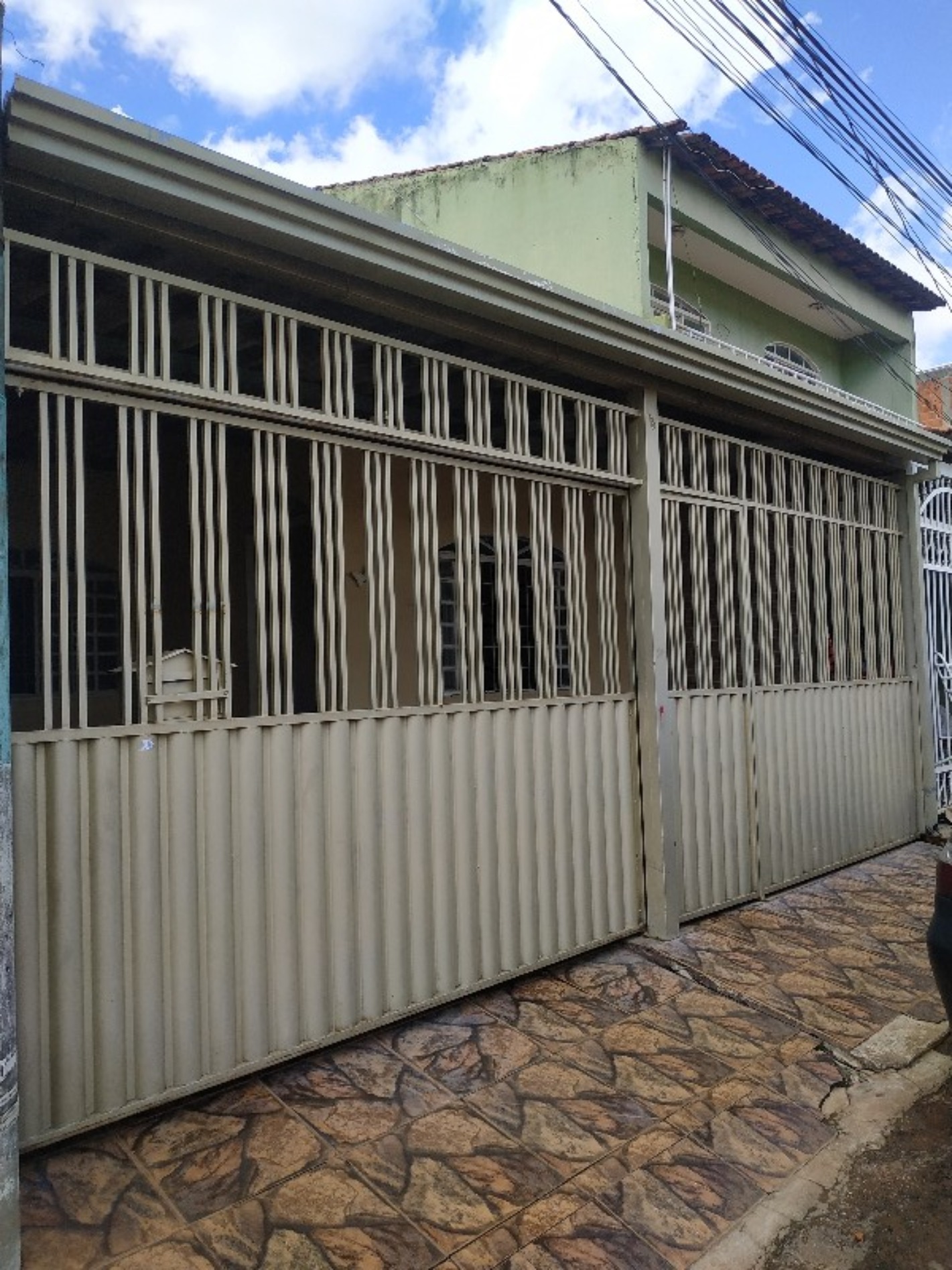 Casa 3 quartos na QNL 18 - More proximo a estação da metrô (a menos de 5 minutos) Aceita FGTS e financiamento bancário.