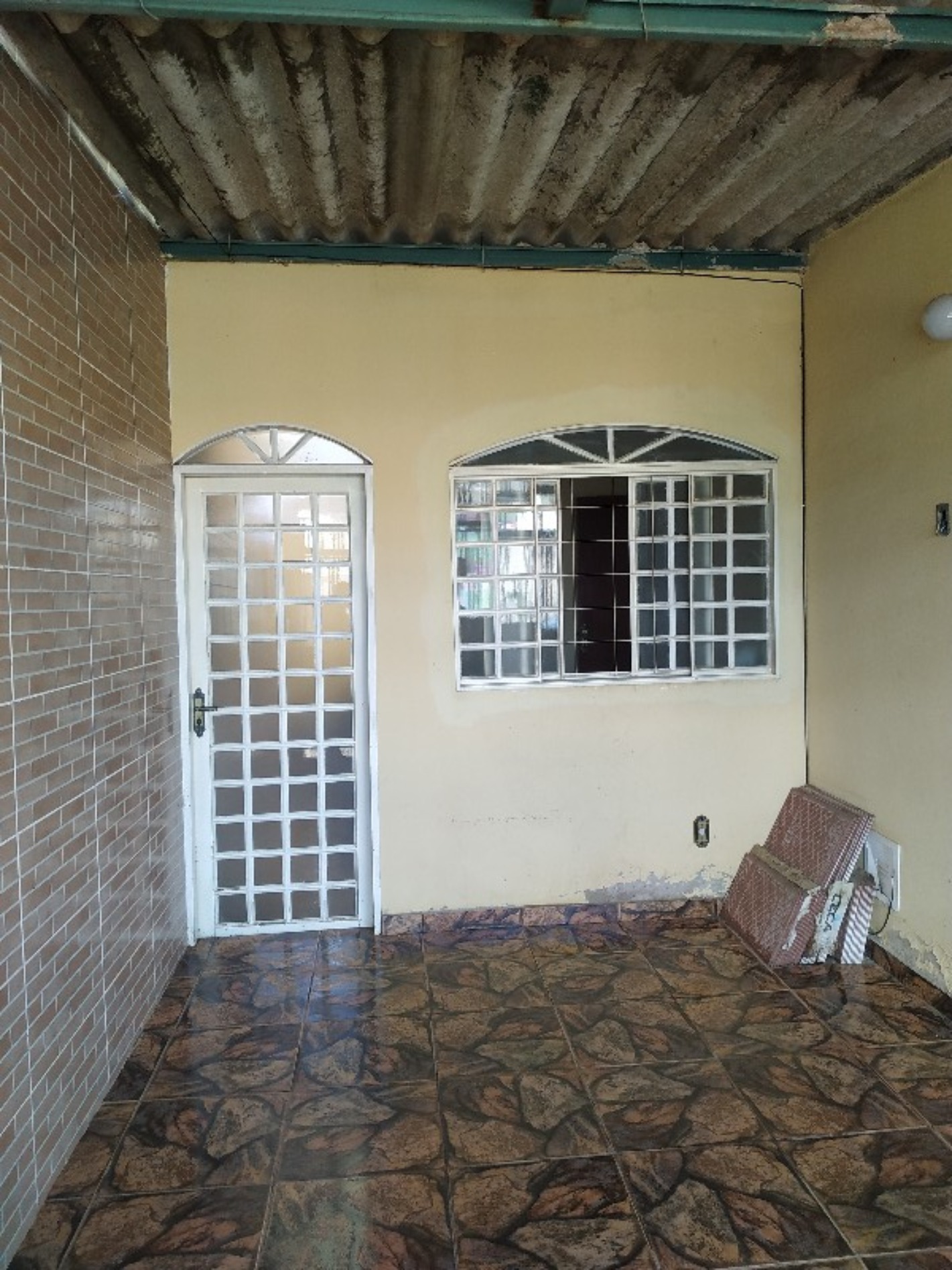Casa 3 quartos na QNL 18 - More proximo a estação da metrô (a menos de 5 minutos) Aceita FGTS e financiamento bancário.