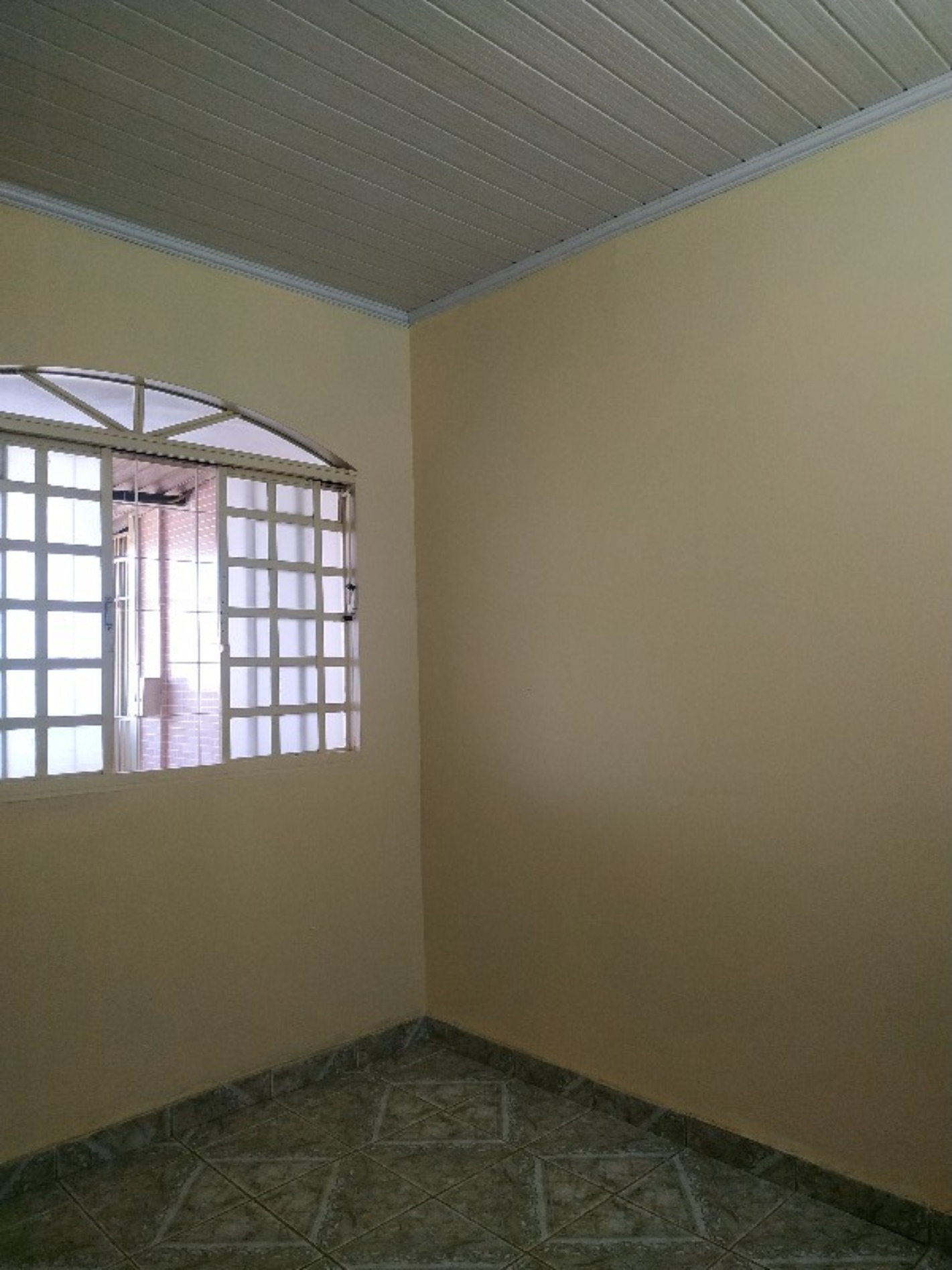 Casa 3 quartos na QNL 18 - More proximo a estação da metrô (a menos de 5 minutos) Aceita FGTS e financiamento bancário.