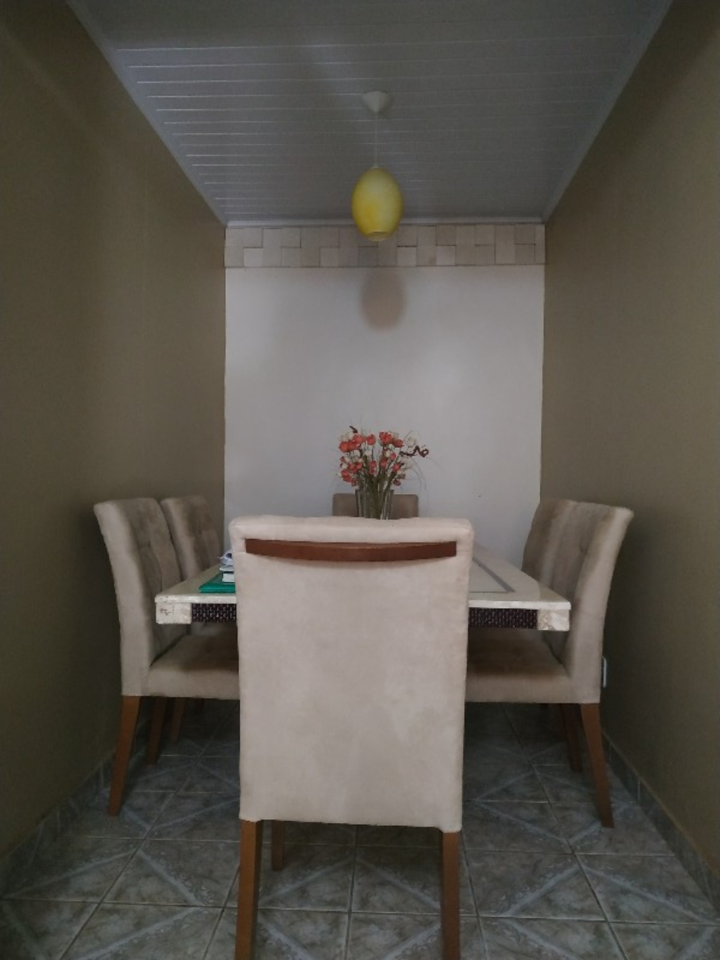 Casa 3 quartos na QNL 18 - More proximo a estação da metrô (a menos de 5 minutos) Aceita FGTS e financiamento bancário.