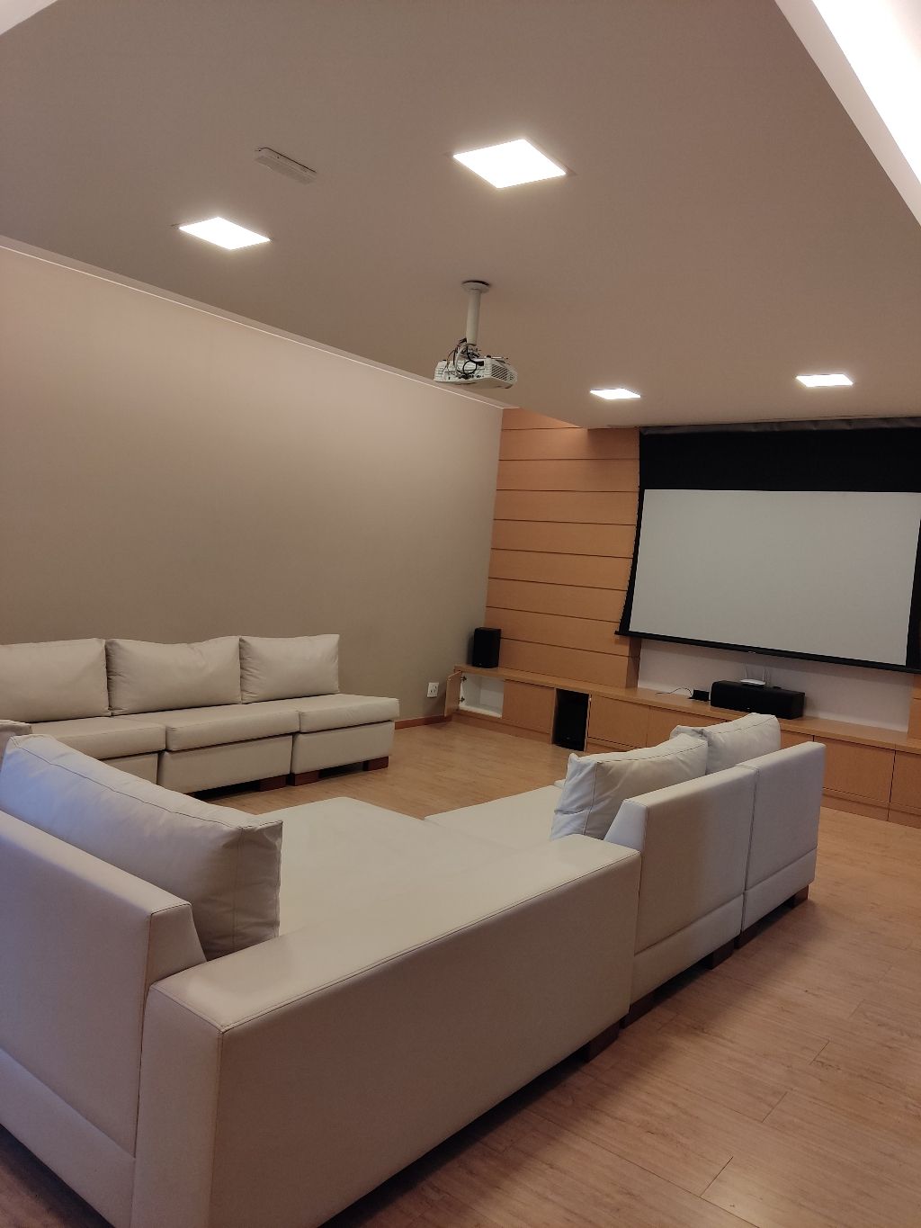 Via Club Águas Claras - Cobertura 4 quartos, 2 vagas de garagem, armários planejados, piso em porcelanato, jacuzzi