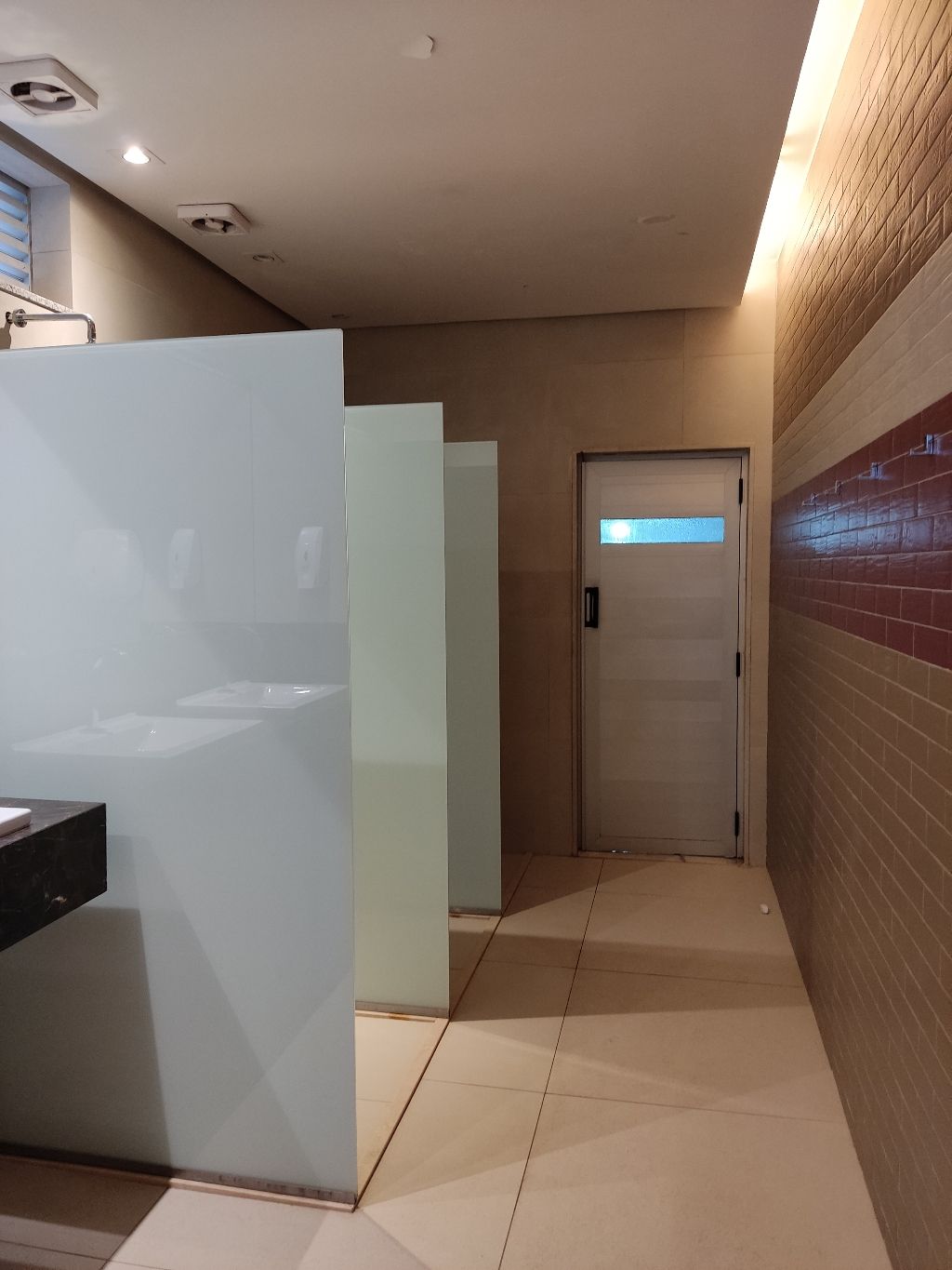 Via Club Águas Claras - Cobertura 4 quartos, 2 vagas de garagem, armários planejados, piso em porcelanato, jacuzzi