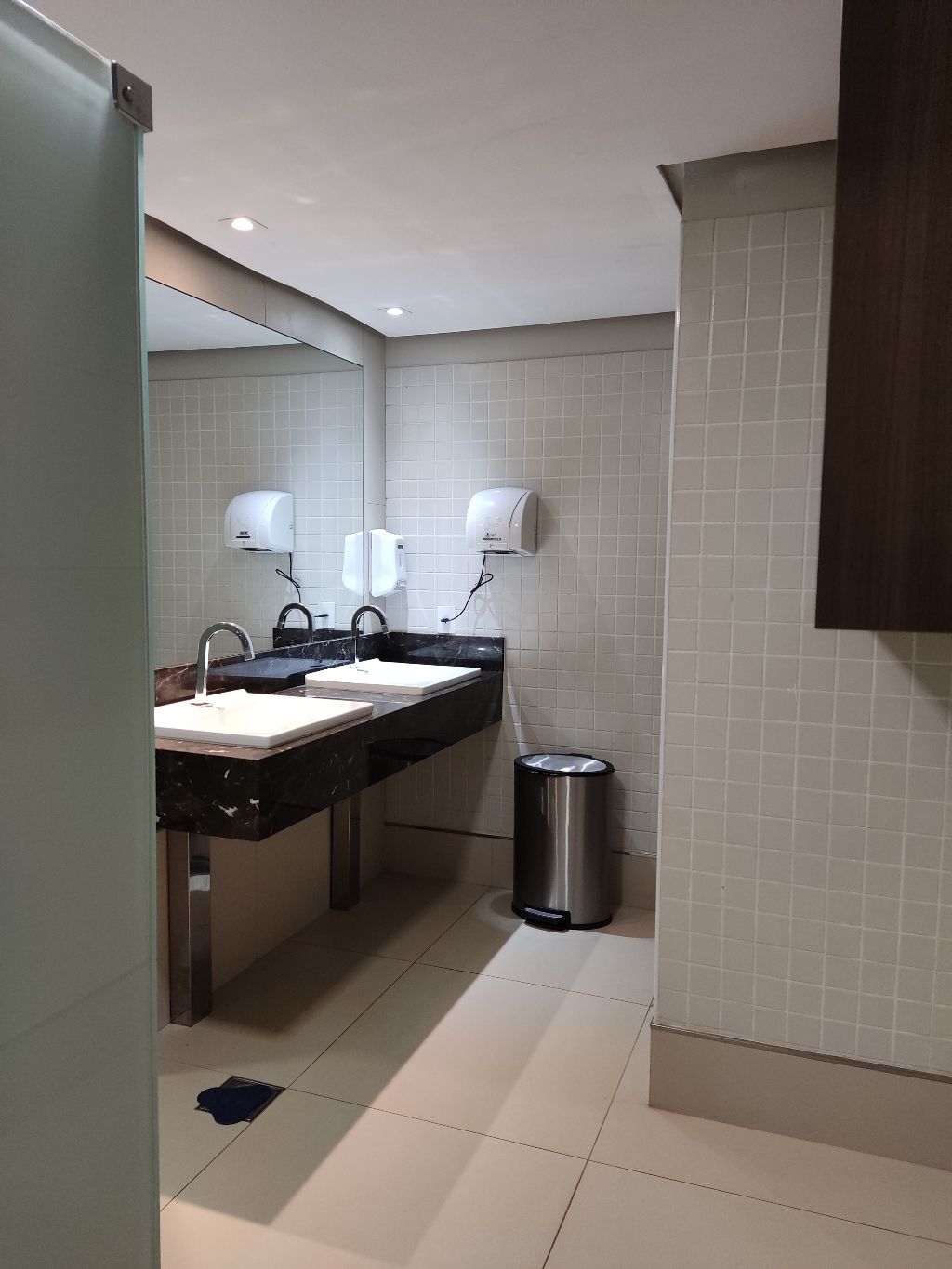Via Club Águas Claras - Cobertura 4 quartos, 2 vagas de garagem, armários planejados, piso em porcelanato, jacuzzi