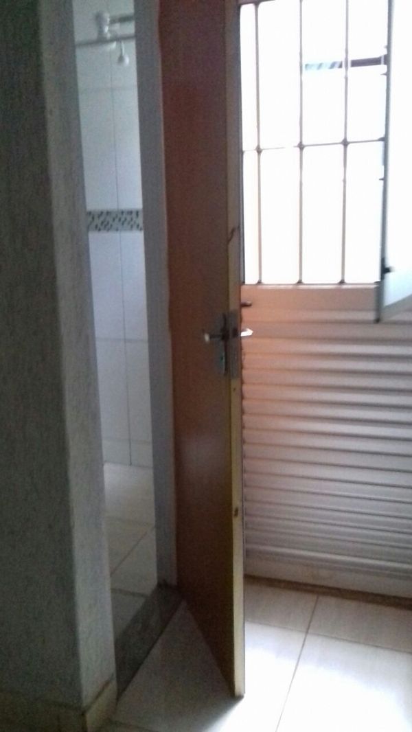 Samambaia - Casa com 2 quartos, sendo uma semi-suite, um banheiro social, cozinha ampla, área de serviço, sala e garagem para até 2 carros pequenos.