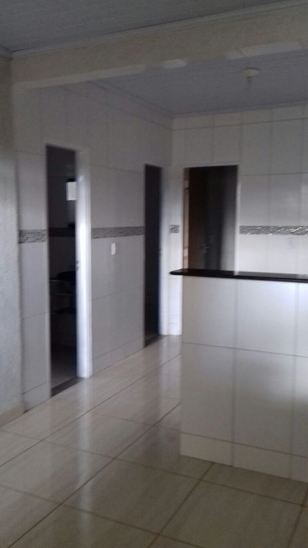 Samambaia - Casa com 2 quartos, sendo uma semi-suite, um banheiro social, cozinha ampla, área de serviço, sala e garagem para até 2 carros pequenos.