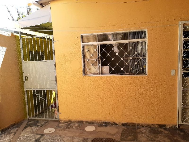 Samambaia - Casa com 2 quartos, sendo uma semi-suite, um banheiro social, cozinha ampla, área de serviço, sala e garagem para até 2 carros pequenos.