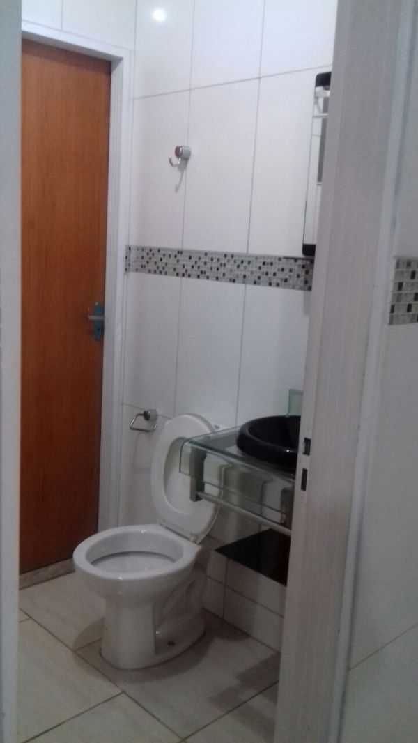 Samambaia - Casa com 2 quartos, sendo uma semi-suite, um banheiro social, cozinha ampla, área de serviço, sala e garagem para até 2 carros pequenos.