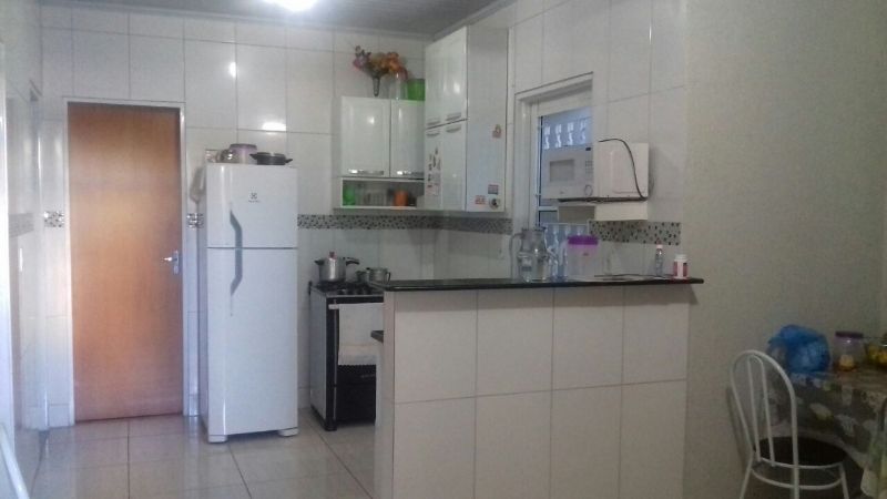 Samambaia - Casa com 2 quartos, sendo uma semi-suite, um banheiro social, cozinha ampla, área de serviço, sala e garagem para até 2 carros pequenos.