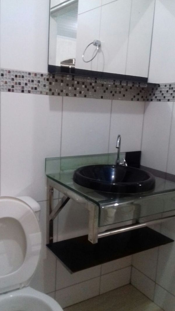 Samambaia - Casa com 2 quartos, sendo uma semi-suite, um banheiro social, cozinha ampla, área de serviço, sala e garagem para até 2 carros pequenos.