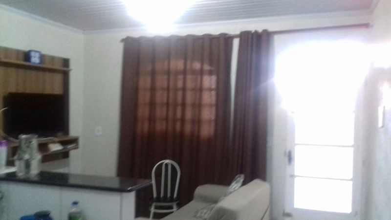 Samambaia - Casa com 2 quartos, sendo uma semi-suite, um banheiro social, cozinha ampla, área de serviço, sala e garagem para até 2 carros pequenos.