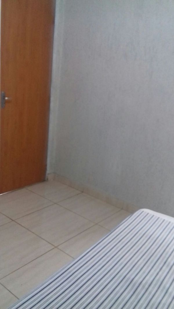 Samambaia - Casa com 2 quartos, sendo uma semi-suite, um banheiro social, cozinha ampla, área de serviço, sala e garagem para até 2 carros pequenos.