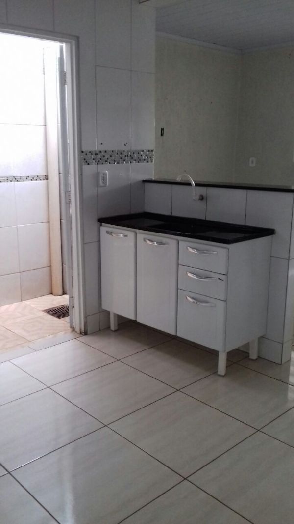 Samambaia - Casa com 2 quartos, sendo uma semi-suite, um banheiro social, cozinha ampla, área de serviço, sala e garagem para até 2 carros pequenos.
