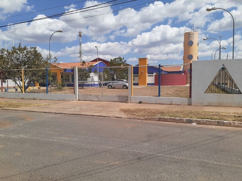 Samambaia - Casa com 2 quartos, sendo uma semi-suite, um banheiro social, cozinha ampla, área de serviço, sala e garagem para até 2 carros pequenos.