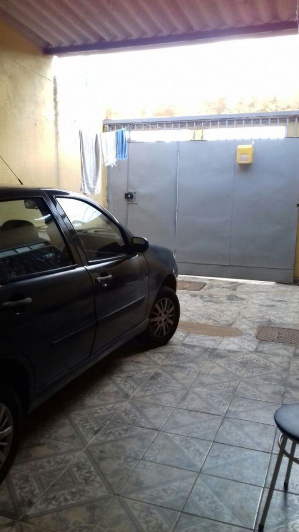 Samambaia - Casa com 2 quartos, sendo uma semi-suite, um banheiro social, cozinha ampla, área de serviço, sala e garagem para até 2 carros pequenos.
