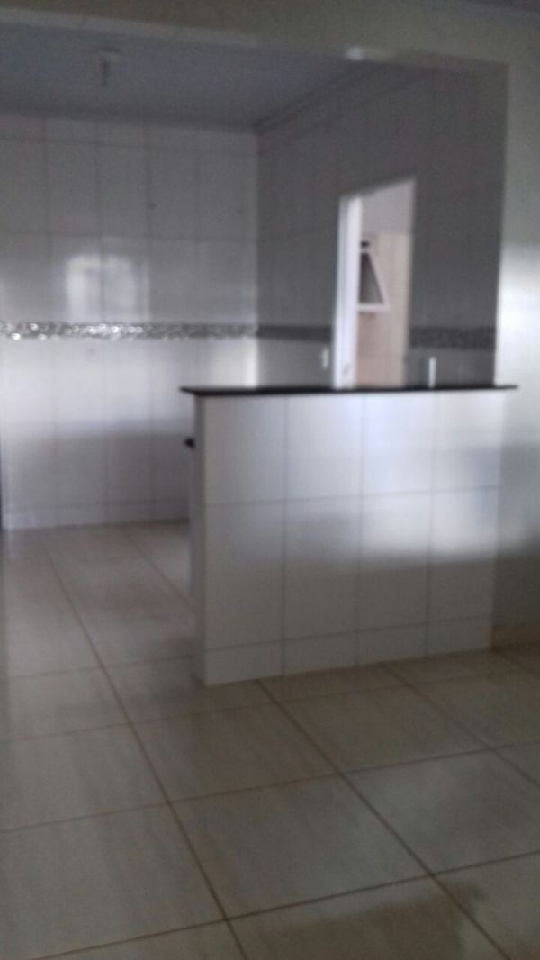 Samambaia - Casa com 2 quartos, sendo uma semi-suite, um banheiro social, cozinha ampla, área de serviço, sala e garagem para até 2 carros pequenos.
