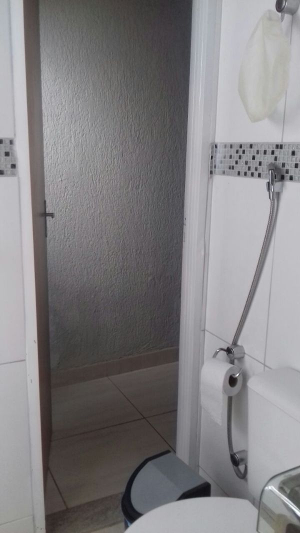 Samambaia - Casa com 2 quartos, sendo uma semi-suite, um banheiro social, cozinha ampla, área de serviço, sala e garagem para até 2 carros pequenos.
