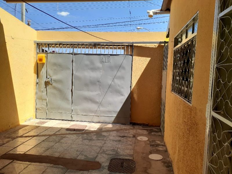 Samambaia - Casa com 2 quartos, sendo uma semi-suite, um banheiro social, cozinha ampla, área de serviço, sala e garagem para até 2 carros pequenos.