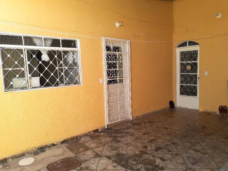 Samambaia - Casa com 2 quartos, sendo uma semi-suite, um banheiro social, cozinha ampla, área de serviço, sala e garagem para até 2 carros pequenos.