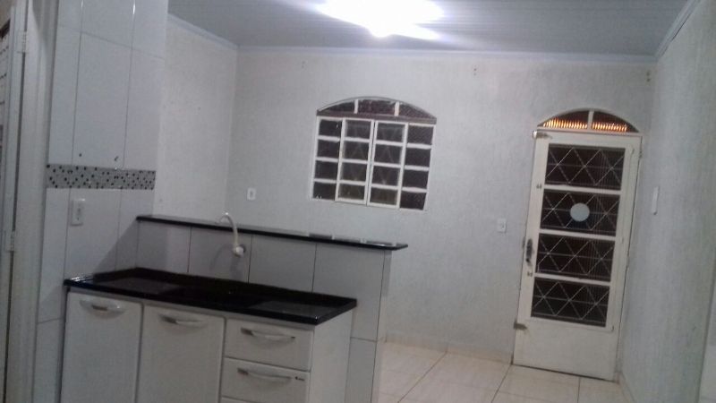 Samambaia - Casa com 2 quartos, sendo uma semi-suite, um banheiro social, cozinha ampla, área de serviço, sala e garagem para até 2 carros pequenos.