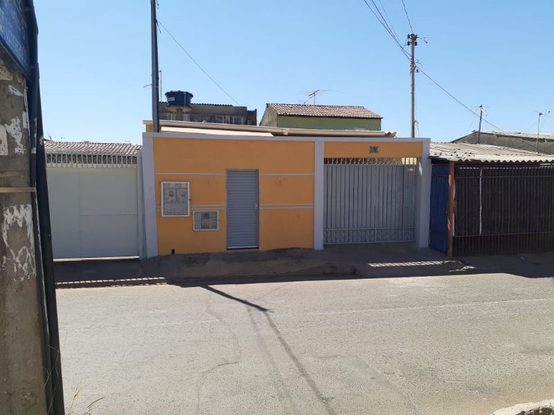 Samambaia - Casa com 2 quartos, sendo uma semi-suite, um banheiro social, cozinha ampla, área de serviço, sala e garagem para até 2 carros pequenos.
