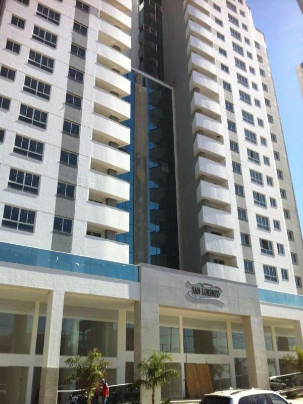 SAN LORENZO Águas Claras - 2 quartos reformado, piso em porcelanato. - 2 quartos (sendo: 1suíte), sala, cozinha com área de serviço, banheiro e garag