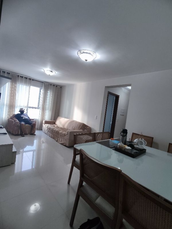 SAN LORENZO Águas Claras - 2 quartos reformado, piso em porcelanato. - 2 quartos (sendo: 1suíte), sala, cozinha com área de serviço, banheiro e garag