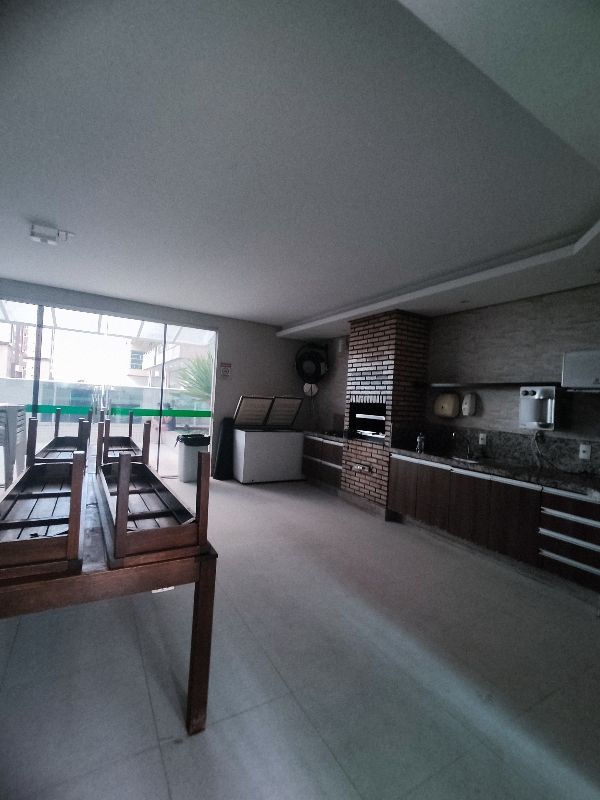 SAN LORENZO Águas Claras - 2 quartos reformado, piso em porcelanato. - 2 quartos (sendo: 1suíte), sala, cozinha com área de serviço, banheiro e garag