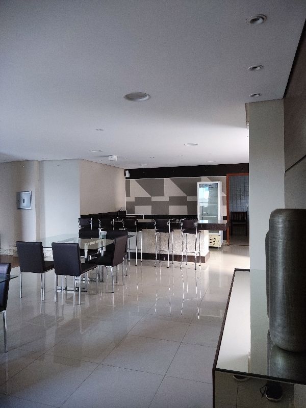 SAN LORENZO Águas Claras - 2 quartos reformado, piso em porcelanato. - 2 quartos (sendo: 1suíte), sala, cozinha com área de serviço, banheiro e garag