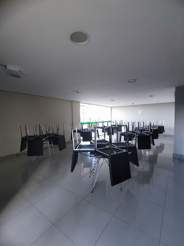 SAN LORENZO Águas Claras - 2 quartos reformado, piso em porcelanato. - 2 quartos (sendo: 1suíte), sala, cozinha com área de serviço, banheiro e garag