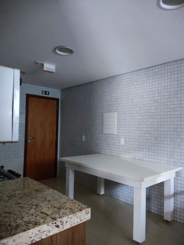 SAN LORENZO Águas Claras - 2 quartos reformado, piso em porcelanato. - 2 quartos (sendo: 1suíte), sala, cozinha com área de serviço, banheiro e garag