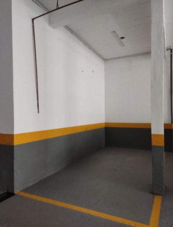 Taguatinga Centro - 3 quartos, próximo a estação do metrô de Taguatinga (Praça do Relógio). O Apartamento está reformado com piso em porcelanato e a