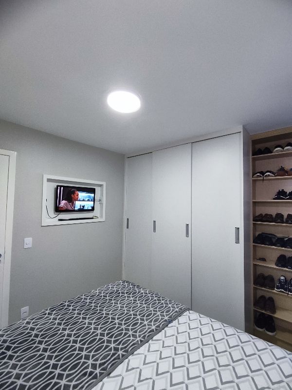 Taguatinga Centro - 3 quartos, próximo a estação do metrô de Taguatinga (Praça do Relógio). O Apartamento está reformado com piso em porcelanato e a