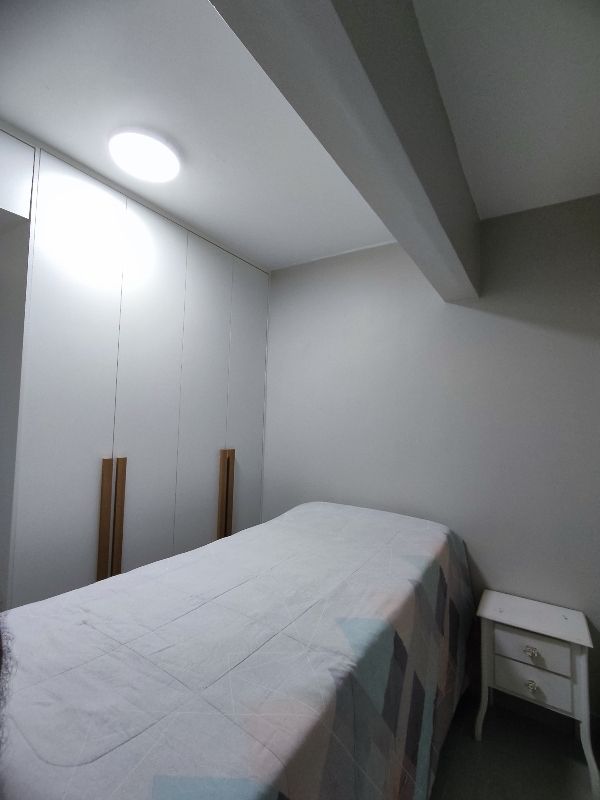 Taguatinga Centro - 3 quartos, próximo a estação do metrô de Taguatinga (Praça do Relógio). O Apartamento está reformado com piso em porcelanato e a