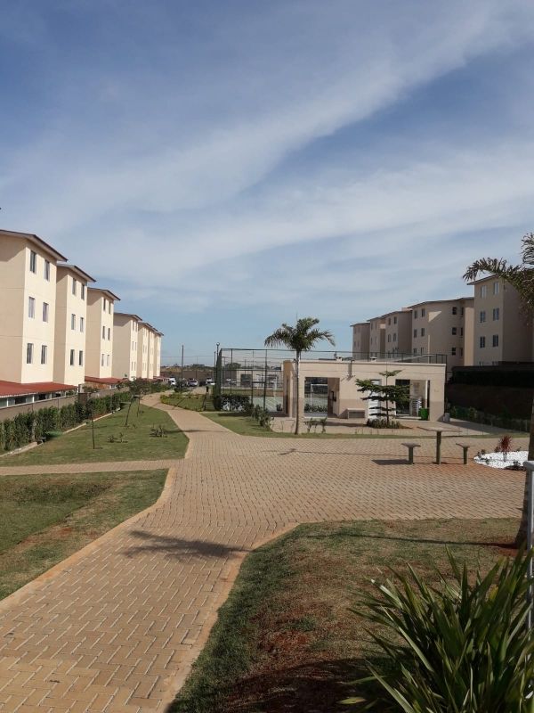 Setor Total Ville Santa Maria-DF Apartamento 2 quartos, com armários planejados na cozinha e bancada de mármore, piso todo novo em formato de madeira
