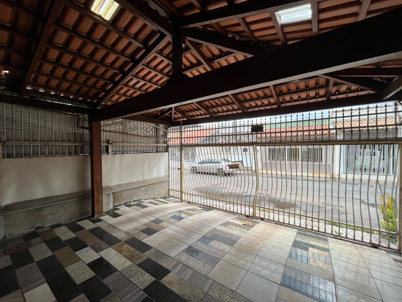 Núcleo Bandeirante 2 ª Avenida - Excelente sobrado, 3 vagas de garagem, aceita financiamento bancário. Localização Excelente! Casa Sobrado, com 2 an