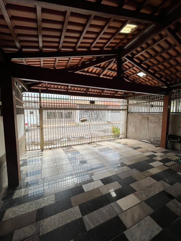 Núcleo Bandeirante 2 ª Avenida - Excelente sobrado, 3 vagas de garagem, aceita financiamento bancário. Localização Excelente! Casa Sobrado, com 2 an