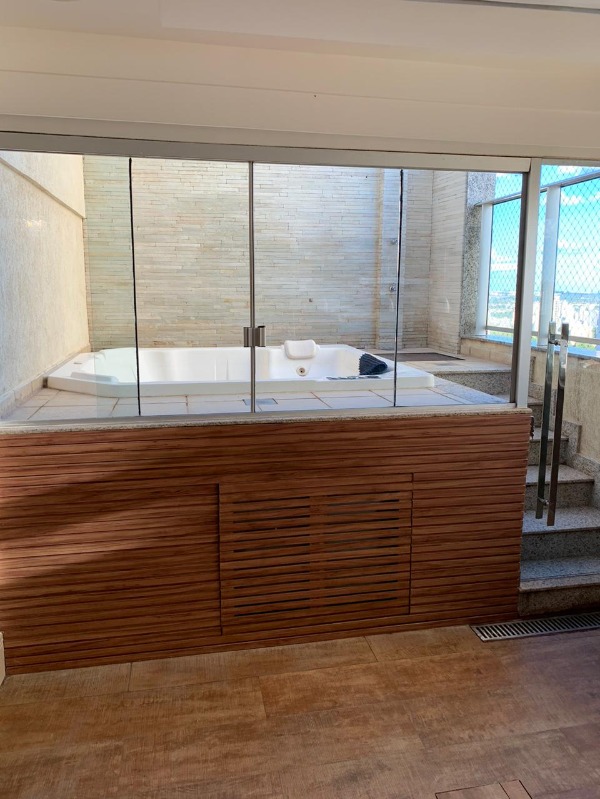 Venda Cobertura duplex no Via Club Residence, em Águas Claras. Com 188 m² privativos. São 3 quartos, sendo 1 suíte, 2 vagas de garagem, jacuzzi