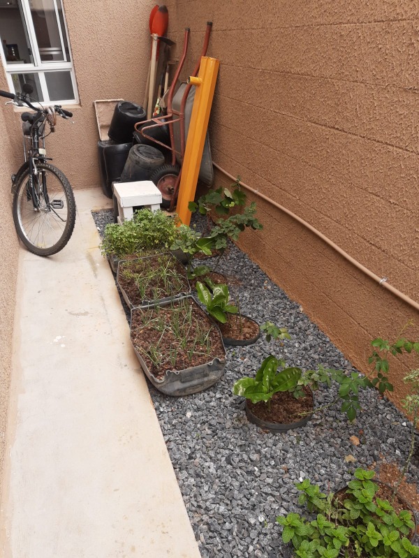 Total Ville Santa Maria - Apartamento 2 quartos térreo, com quintal e já foi feito o fechamento da cobertura na parte externa, com área de serviço. Ap