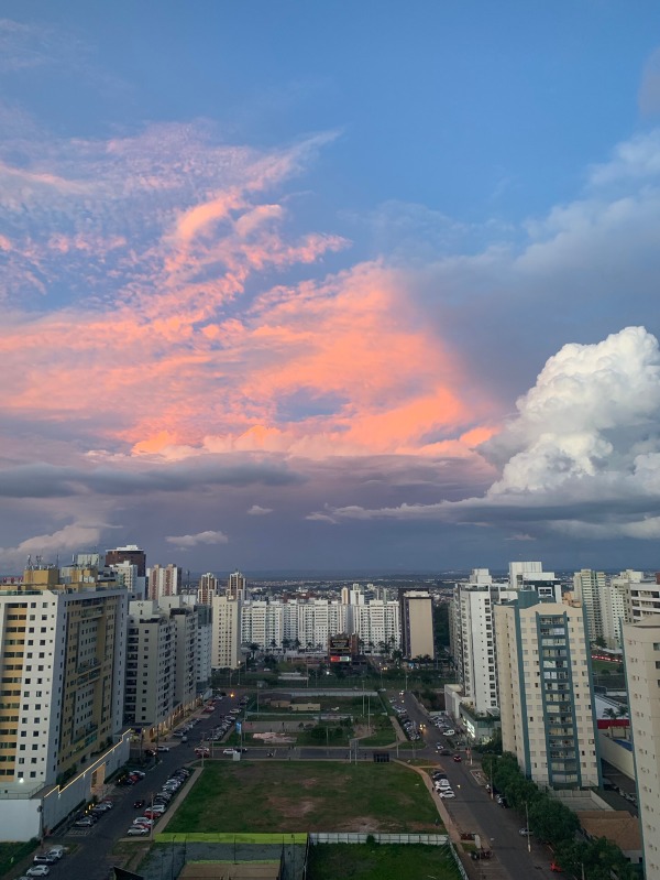 Residencial Cris Village Águas Claras - Lindo apartamento de 3 quartos com 83m², 1 vaga de garagem, Armários planejados. 3 quartos sendo 2 suítes, 1 vaga. Andar alto, vista livre, muitos armários…