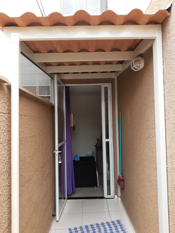Total Ville Santa Maria - Apartamento 2 quartos térreo, com quintal e já foi feito o fechamento da cobertura na parte externa, com área de serviço. Ap