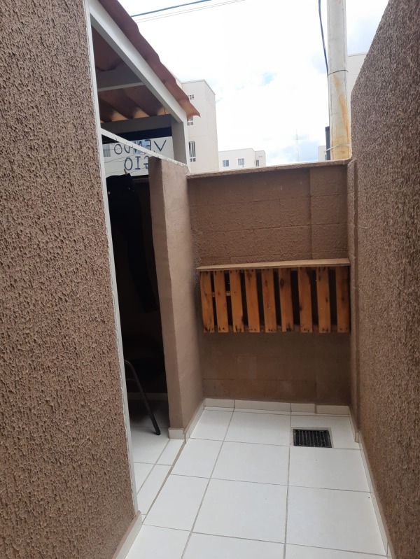 Total Ville Santa Maria - Apartamento 2 quartos térreo, com quintal e já foi feito o fechamento da cobertura na parte externa, com área de serviço. Ap
