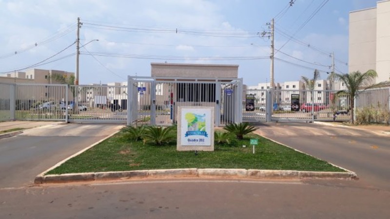 Total Ville Santa Maria - Apartamento 2 quartos térreo, com quintal e já foi feito o fechamento da cobertura na parte externa, com área de serviço. Ap