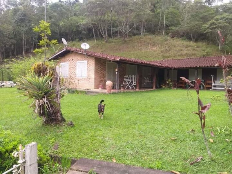 Sítio com 13 alqueires (314.600m²) com grande lago piscoso em Juquitiba-SP