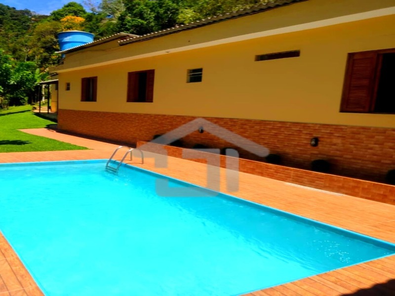 Linda Chácara 707m² c/Piscina a 3.5km da Rodovia em Juquitiba-SP