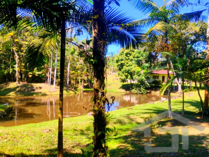 Linda Chácara 20.000m² Riquíssima em Água com Dois Lagos e Excelente Topografia